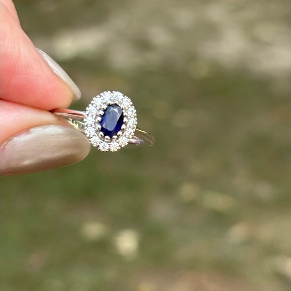 Dazzling Natural Blue Sapphire w/zircon halo in 925 Sterling Silver. Ring size 7 - Picture 5 of 11